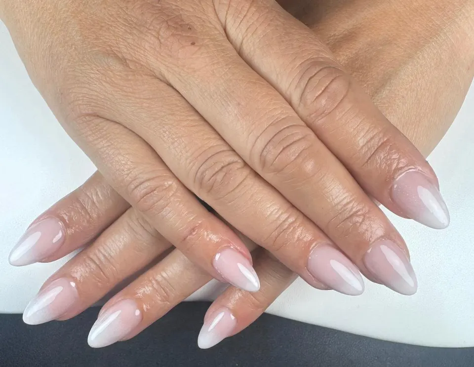 Uñas almendradas con efecto babyboomer
